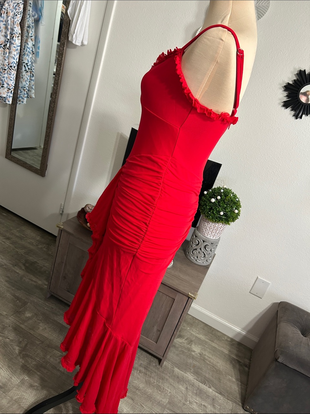 ❤️ Red High-Low Ruffle Dress with Spaghetti Straps - Picture 3 of 8